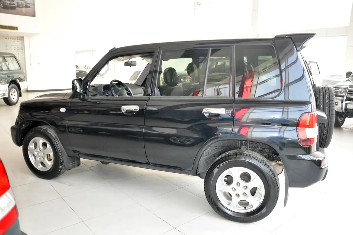 飞腾经典版 CFA6400AA 2.0L MT 4WD 豪华型正侧车头向左水平