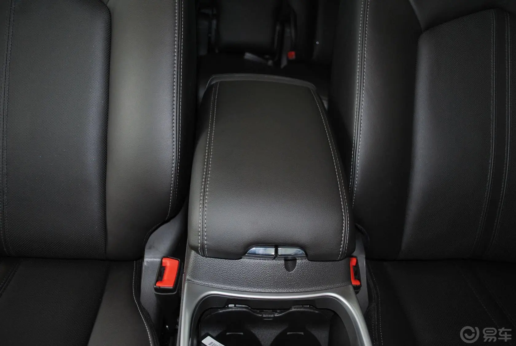 凯迪拉克SRX3.0L 手自一体 精英型前排中央扶手箱