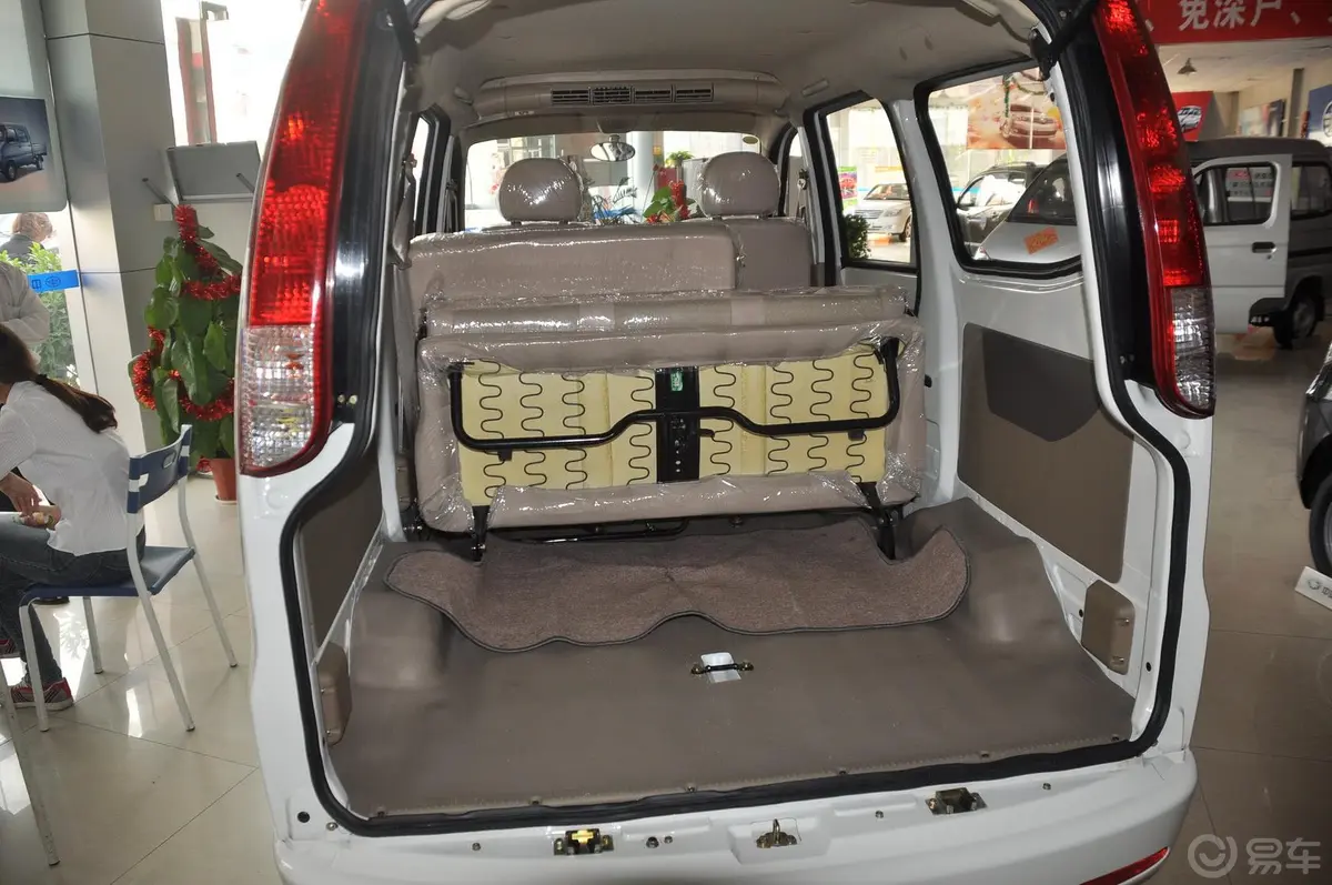 佳宝V70V70 1.3L 舒适型空调版 国三行李箱空间