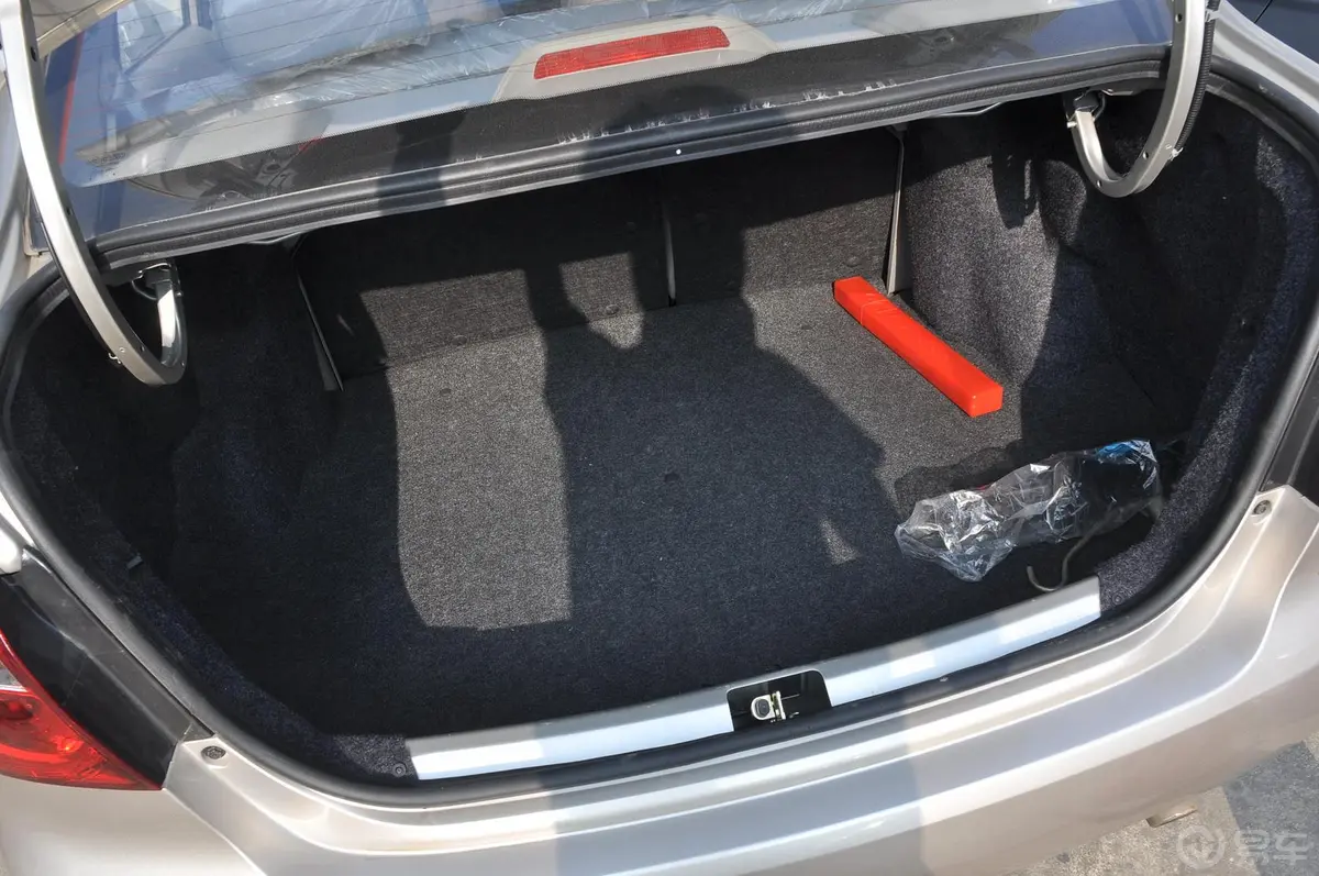 夏利N51.0L 手动 标准型行李箱空间