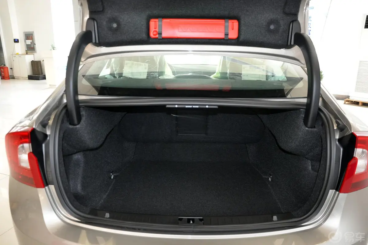 沃尔沃S60(进口)2.0T 手自一体 T5 智尚版行李箱空间