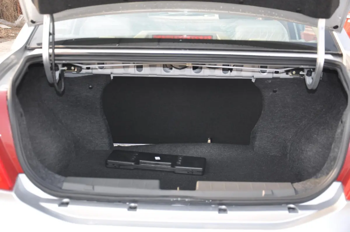 奇瑞E51.5L 手动 运动版行李箱空间