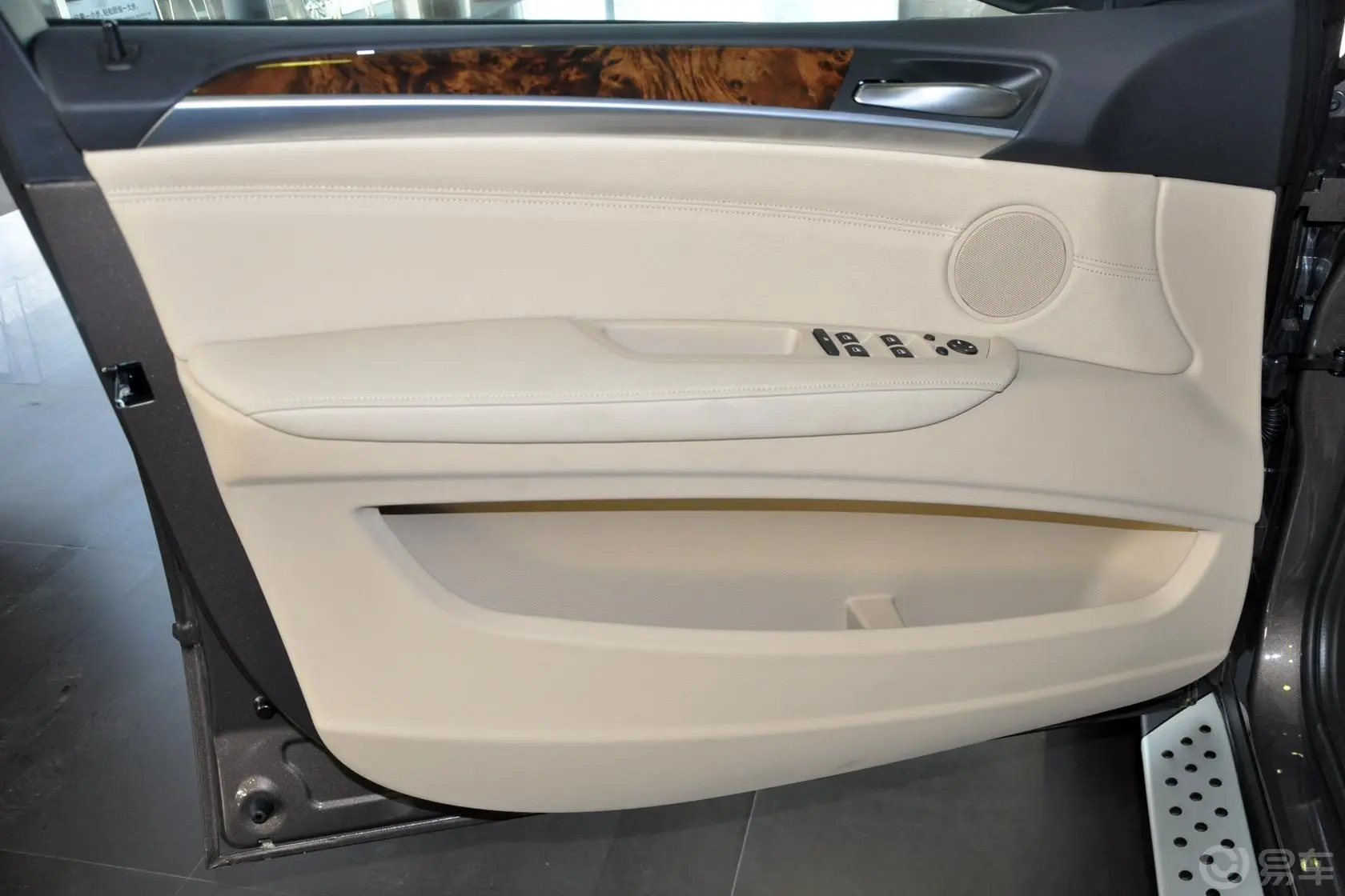 宝马X5(进口)xDrive35i 豪华型驾驶员门储物盒