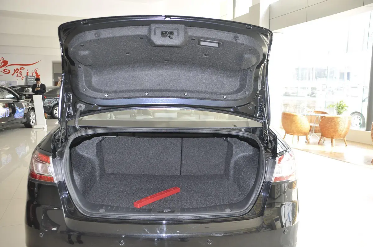 奔腾B902.0L 自动 豪华型行李厢开口范围