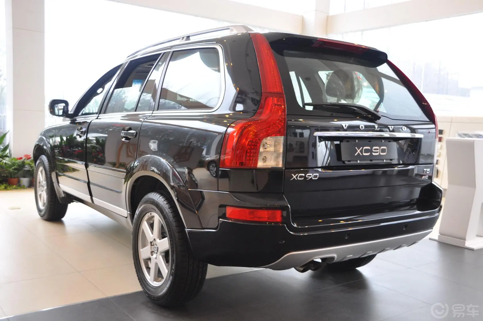 沃尔沃XC902.5T T5 豪华版侧后45度车头向左水平