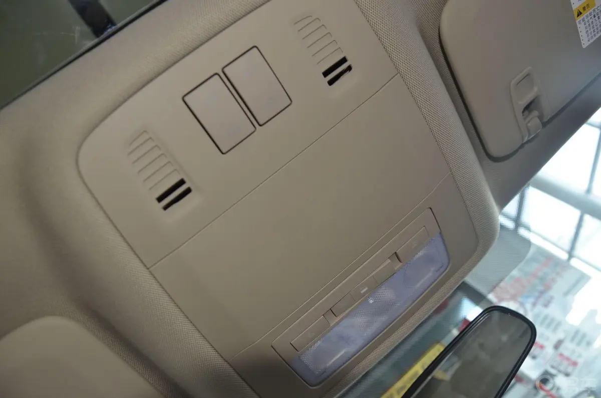 君威2.0L 自动 舒适版前排车顶中央控制区