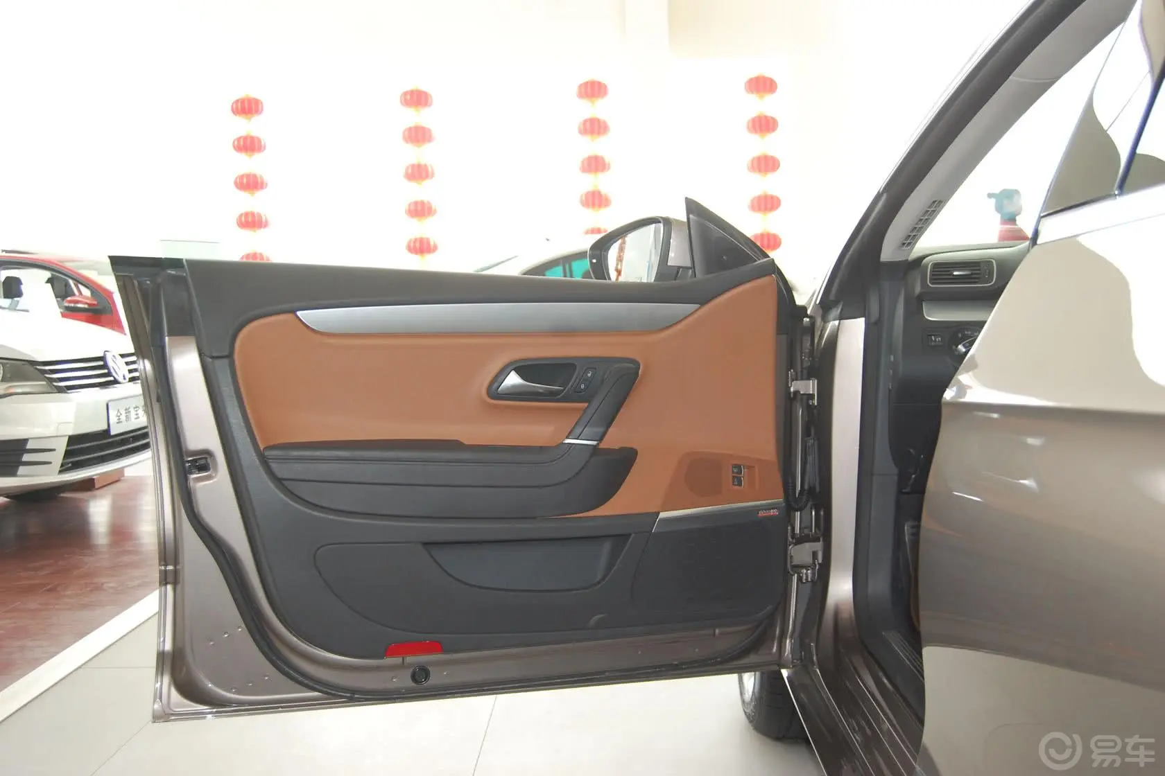 一汽-大众CC2.0T 双离合 至尊型驾驶员侧车门内门板