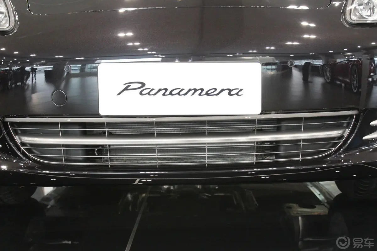 Panamerapanamera 3.6L前格栅侧俯拍