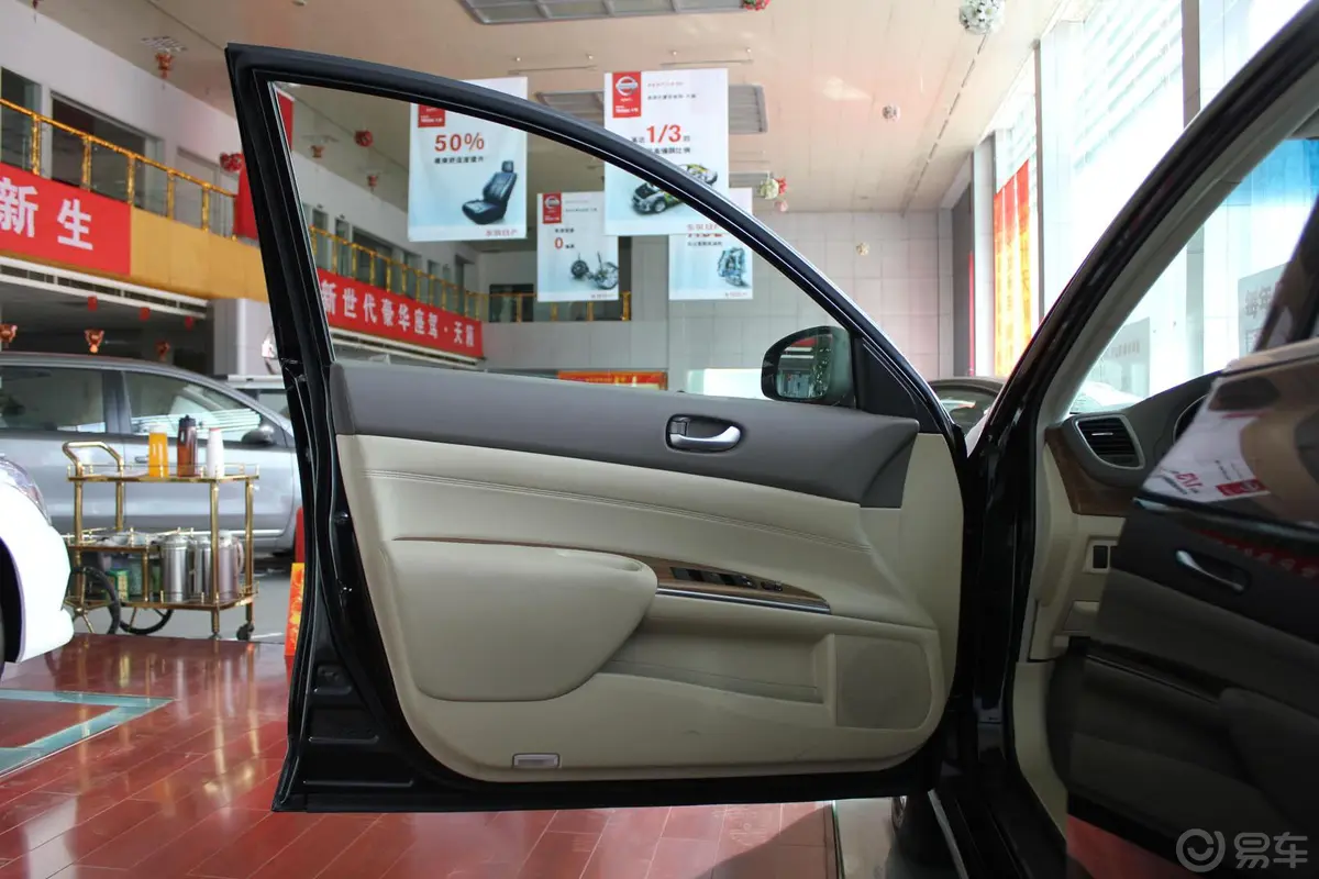 天籁2.5L XL 智享版驾驶员侧车门内门板