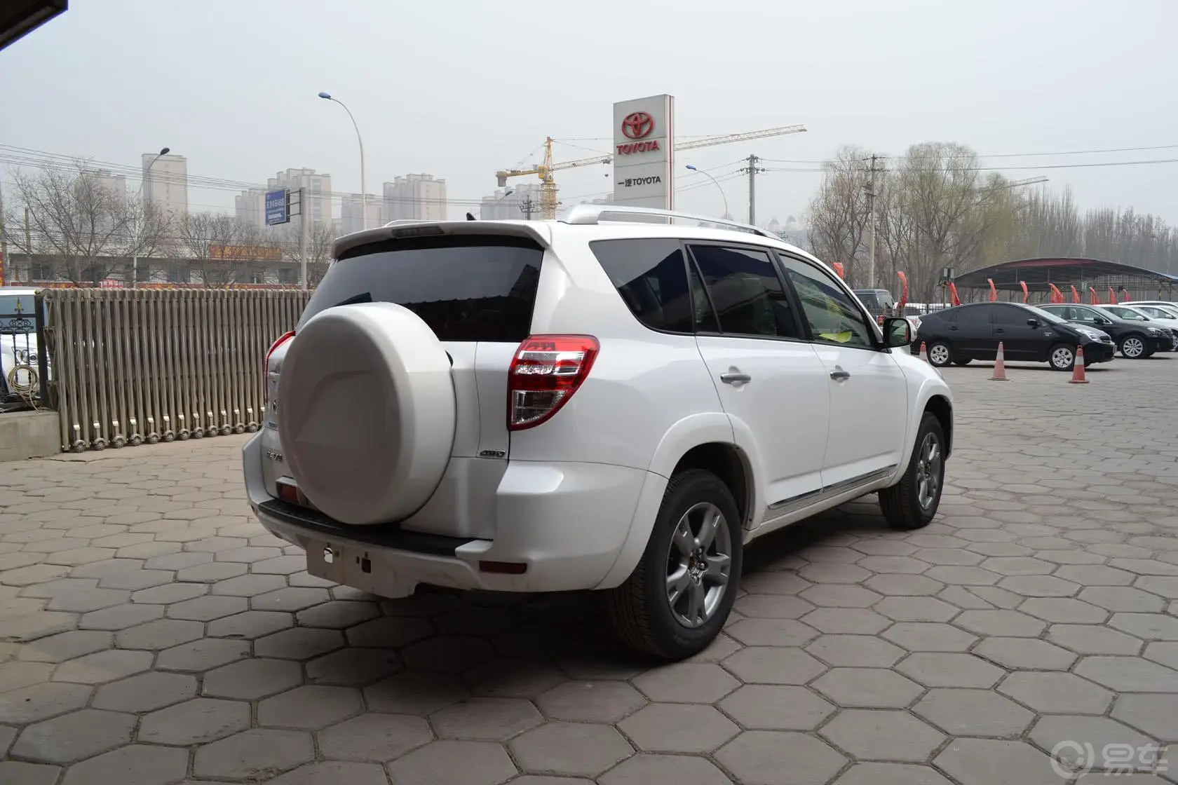 RAV4荣放2.4L 自动 豪华炫装版大灯侧45度俯拍