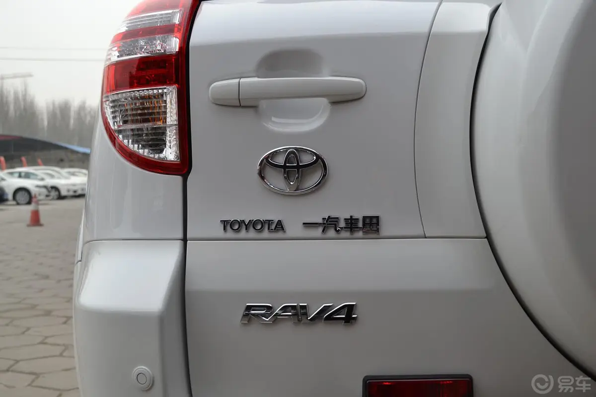 RAV4荣放2.0L 自动 特享经典版尾标