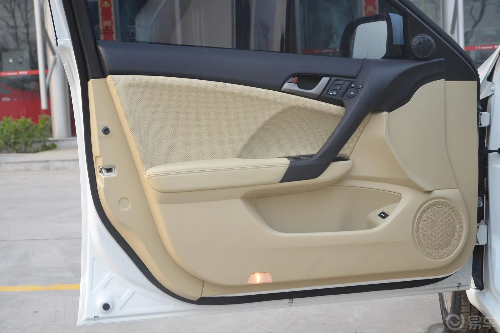 思铂睿2.4L 尊贵导航版 VTi—S NAVI驾驶员侧车门内门板