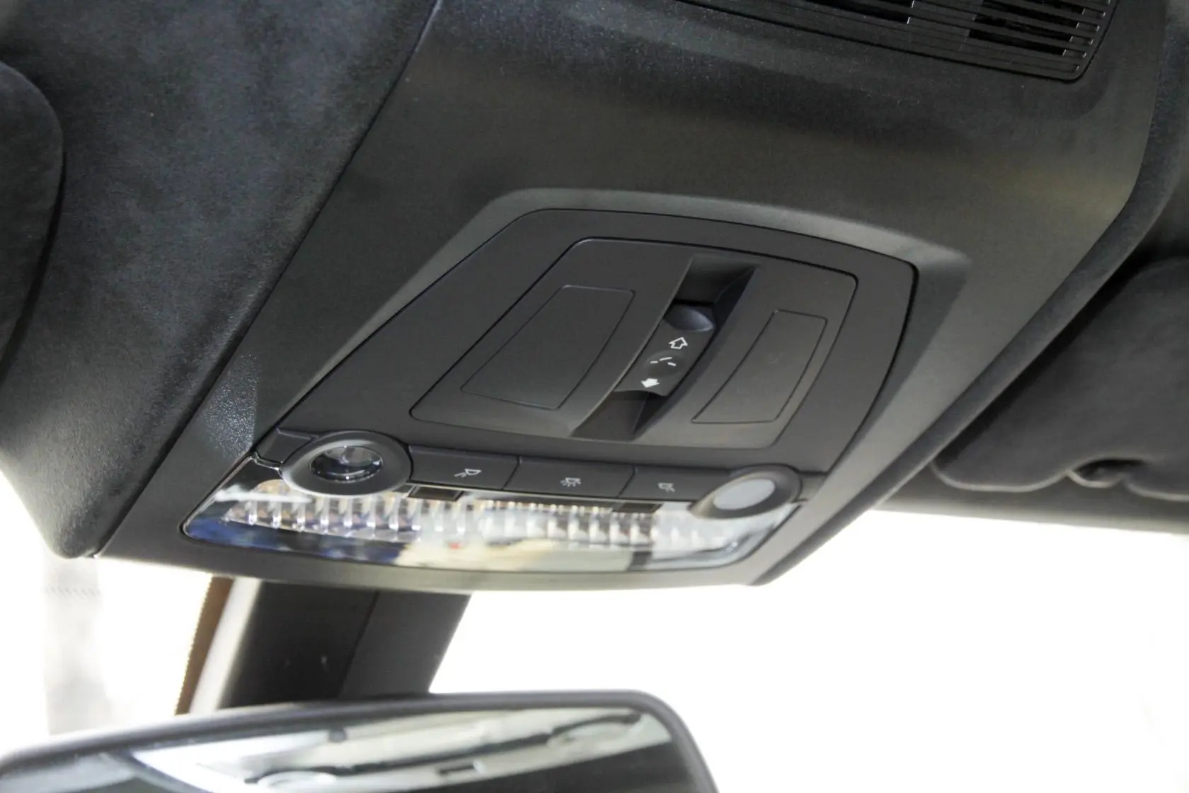 宝马6系650i xDrive Gran Coupe前排车顶中央控制区