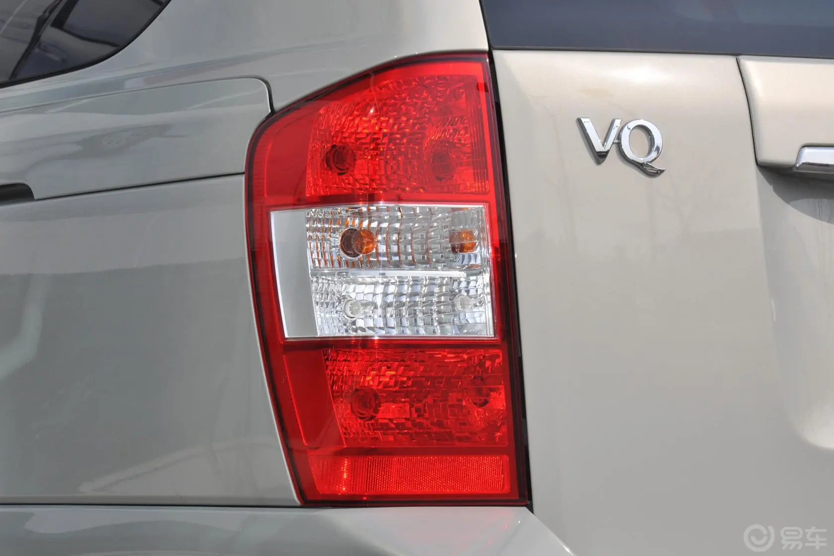 起亚VQVQ-R 2.2T 自动 柴油 舒适版尾灯侧45度俯拍