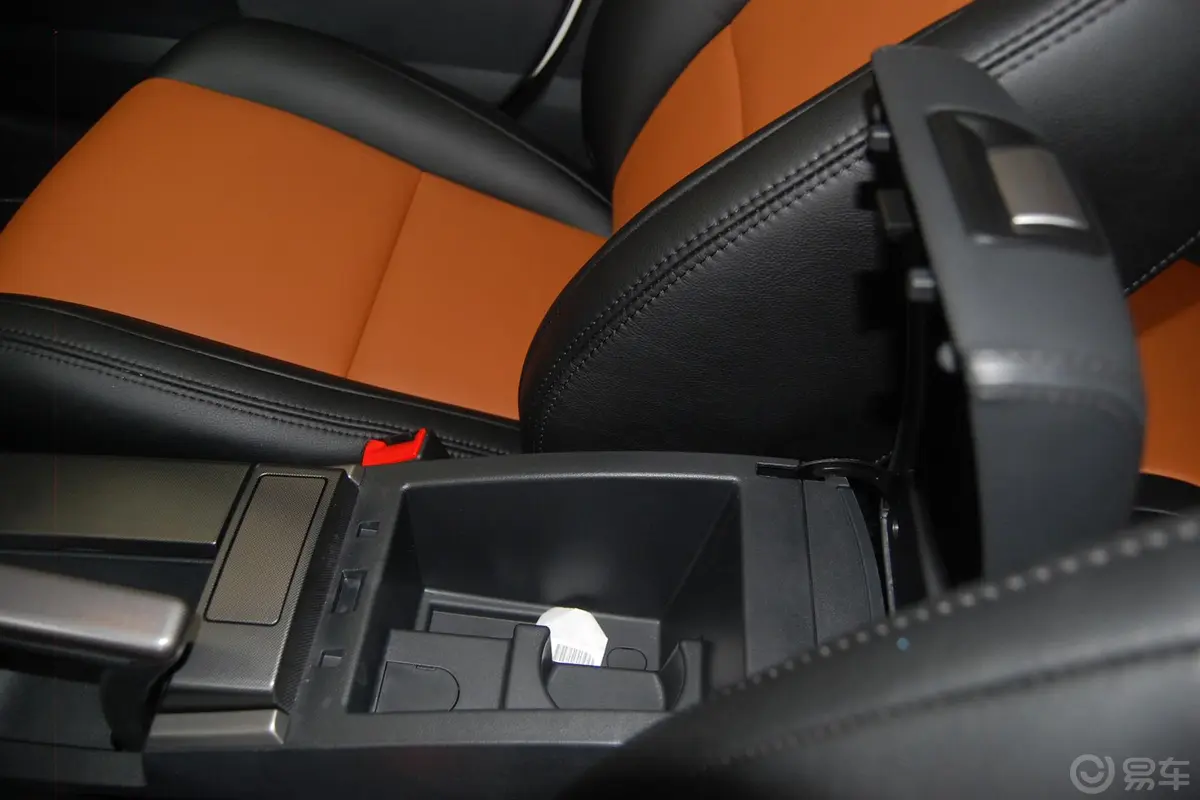 MG6三厢 1.8T 自动 性能版前排中央扶手箱空间