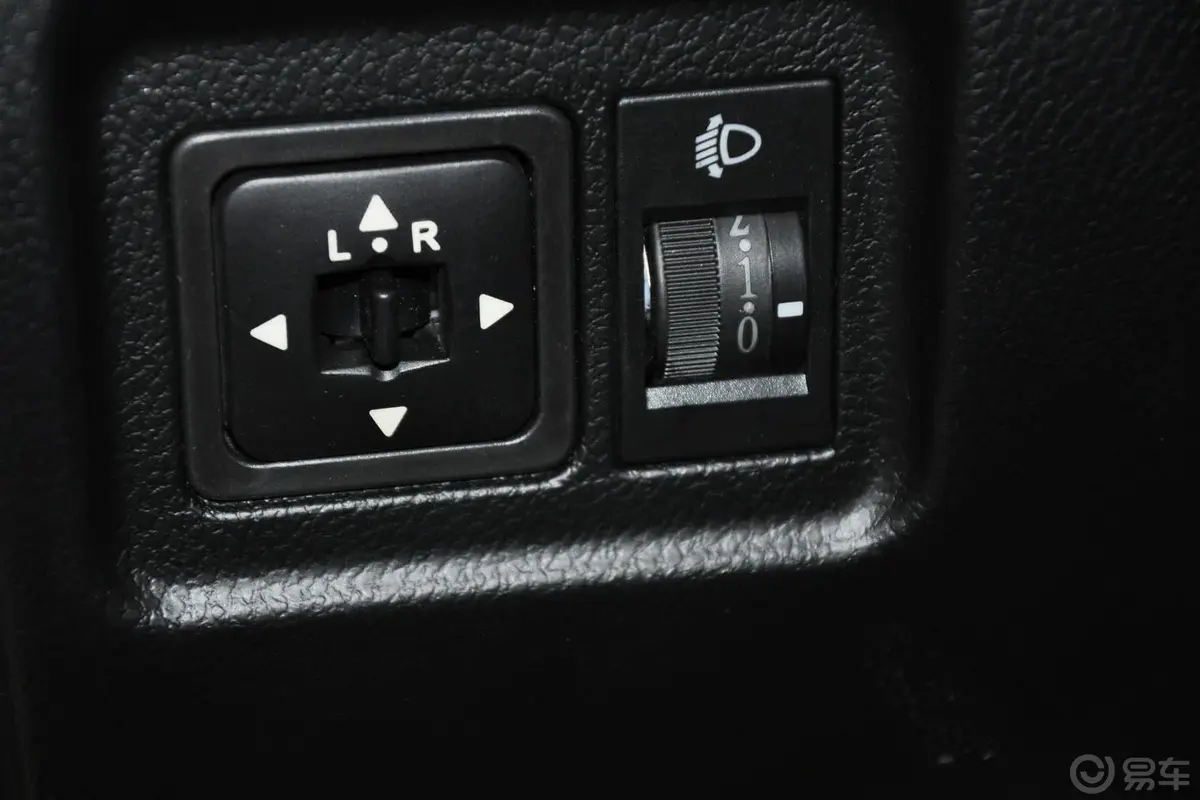奥轩GX52.0L 手动 两驱 天窗版 汽油外后视镜控制键