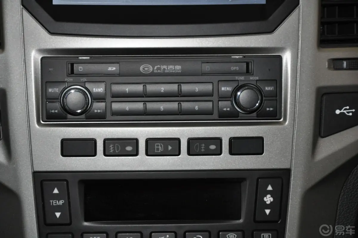 奥轩GX52.0L 手动 两驱 天窗版 汽油音响