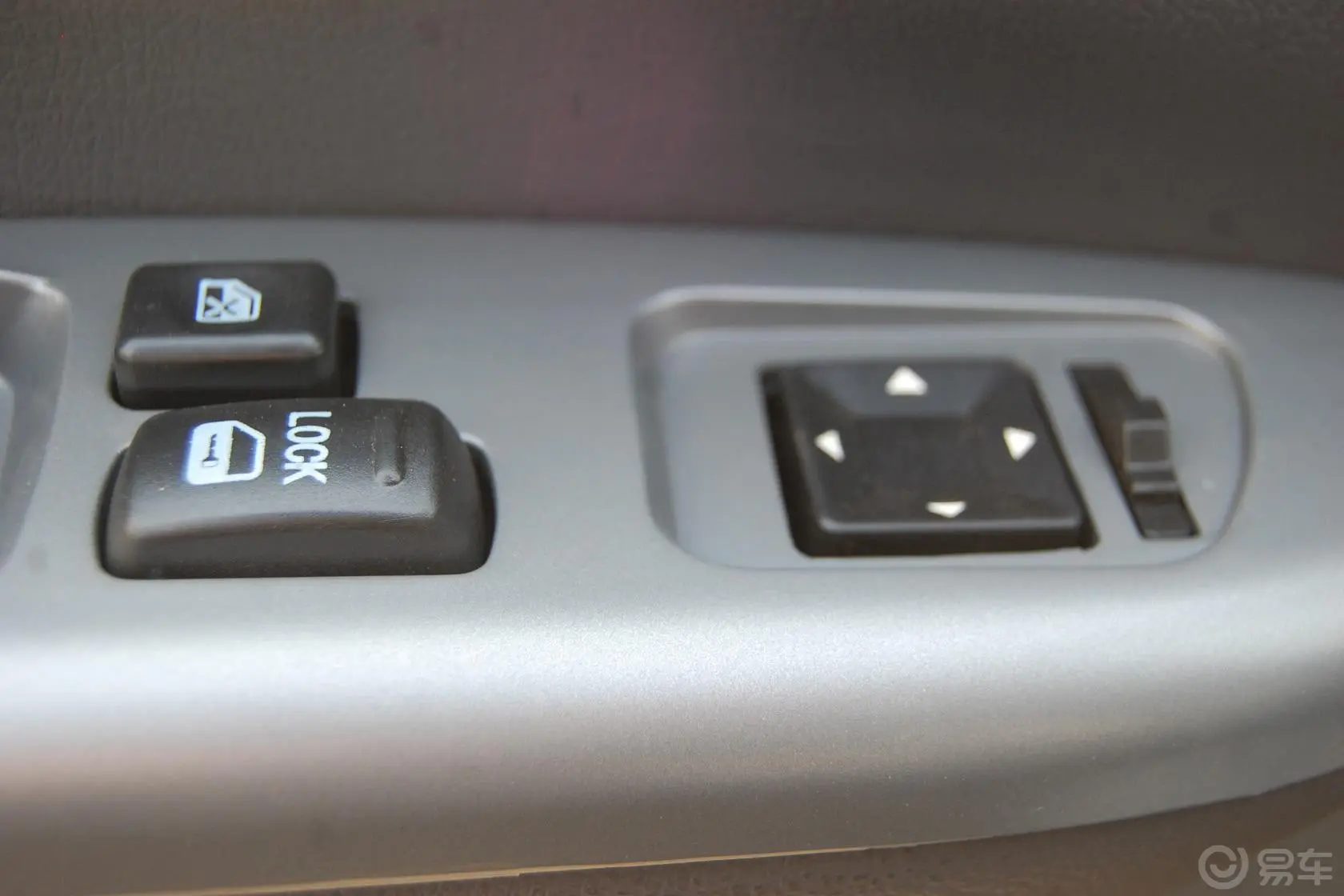 菱智M5 Q3长车 2.0L 手动 舒适型 7座外后视镜控制键