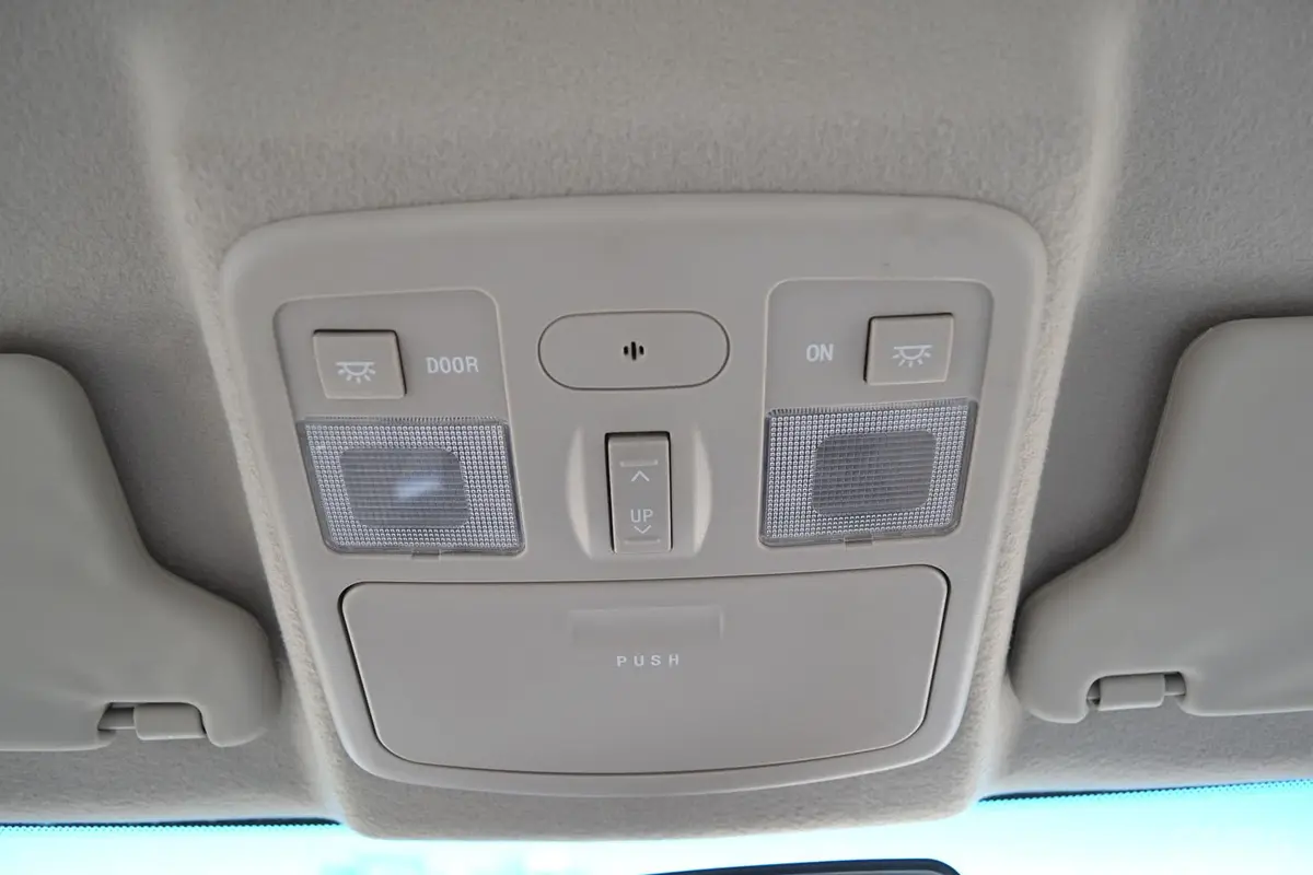 长安CX30三厢 1.6L 手动 豪华型前排车顶中央控制区