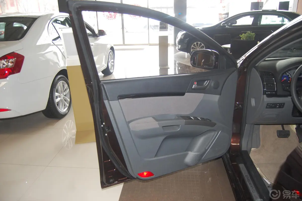 帝豪两厢 1.8L 自动 舒适型驾驶员侧车门内门板