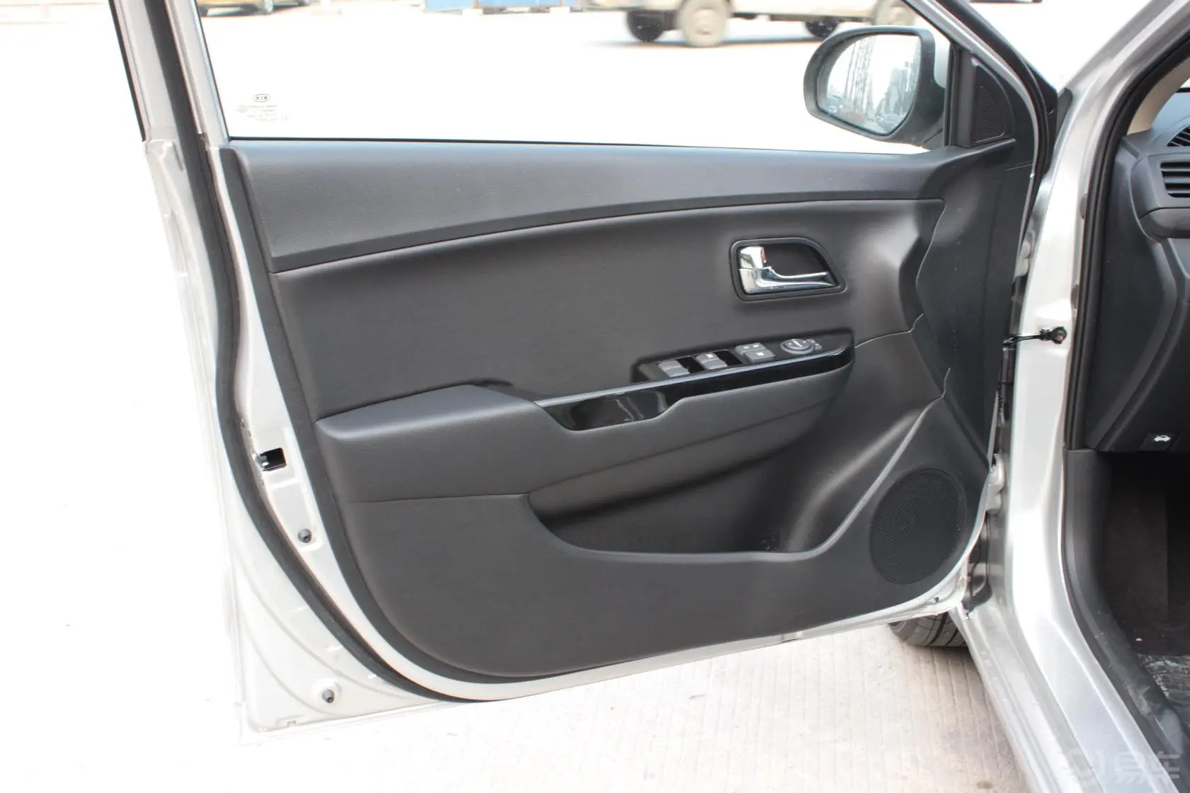 起亚K2三厢 1.6L 自动 Premium ECO 纪念版驾驶员侧车门内门板