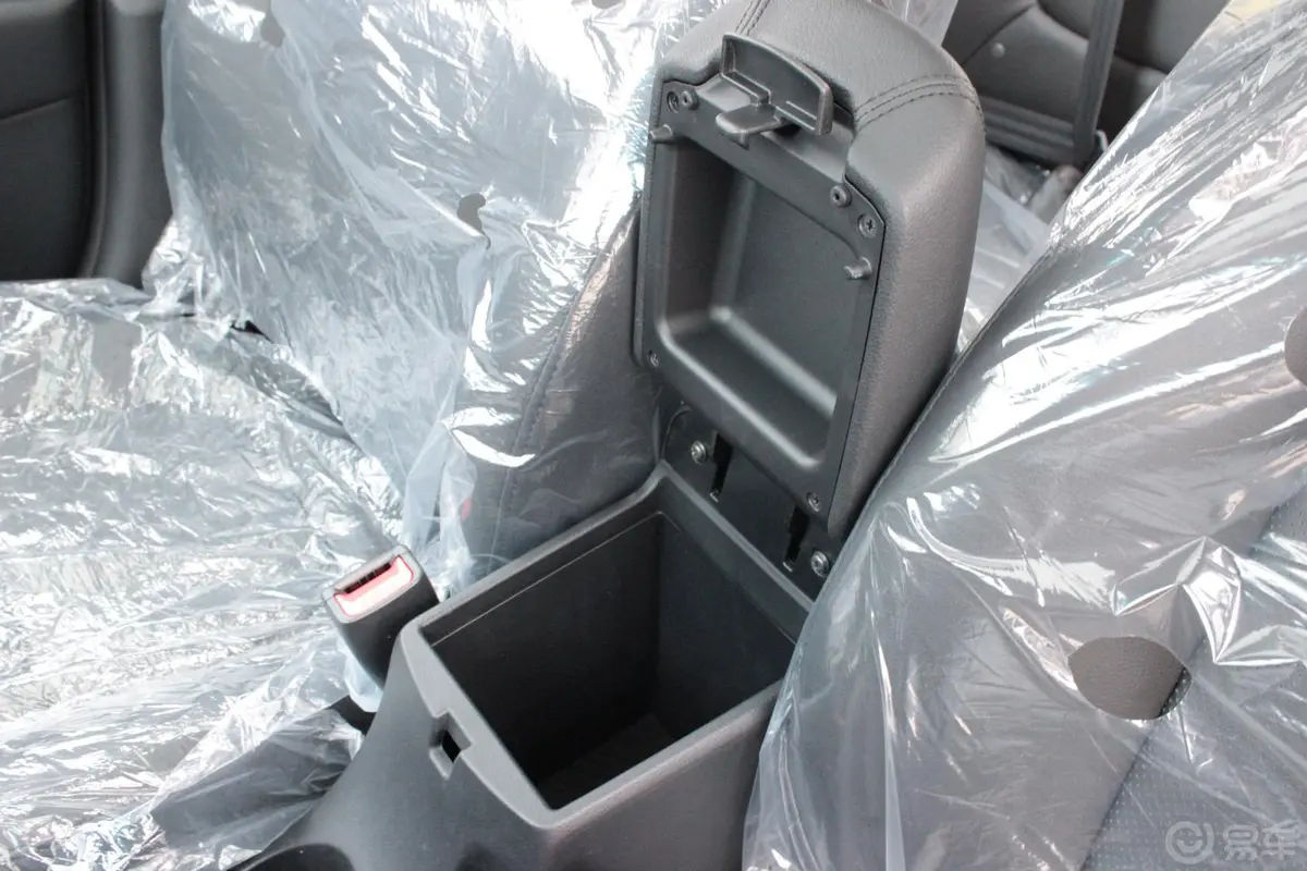 起亚K2三厢 1.6L 自动 Premium ECO 纪念版前排中央扶手箱空间
