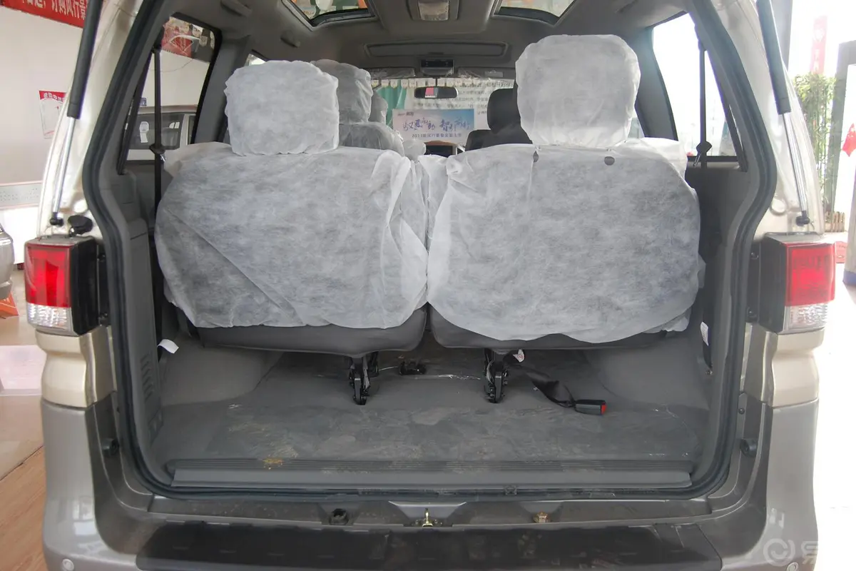 菱智M5 Q3短车 2.0L 手动 豪华型 7座空间