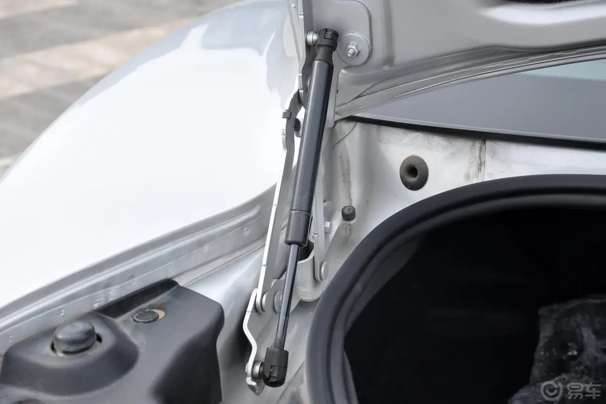 科迈罗3.6L  V6 自动 传奇性能版行李厢支撑杆