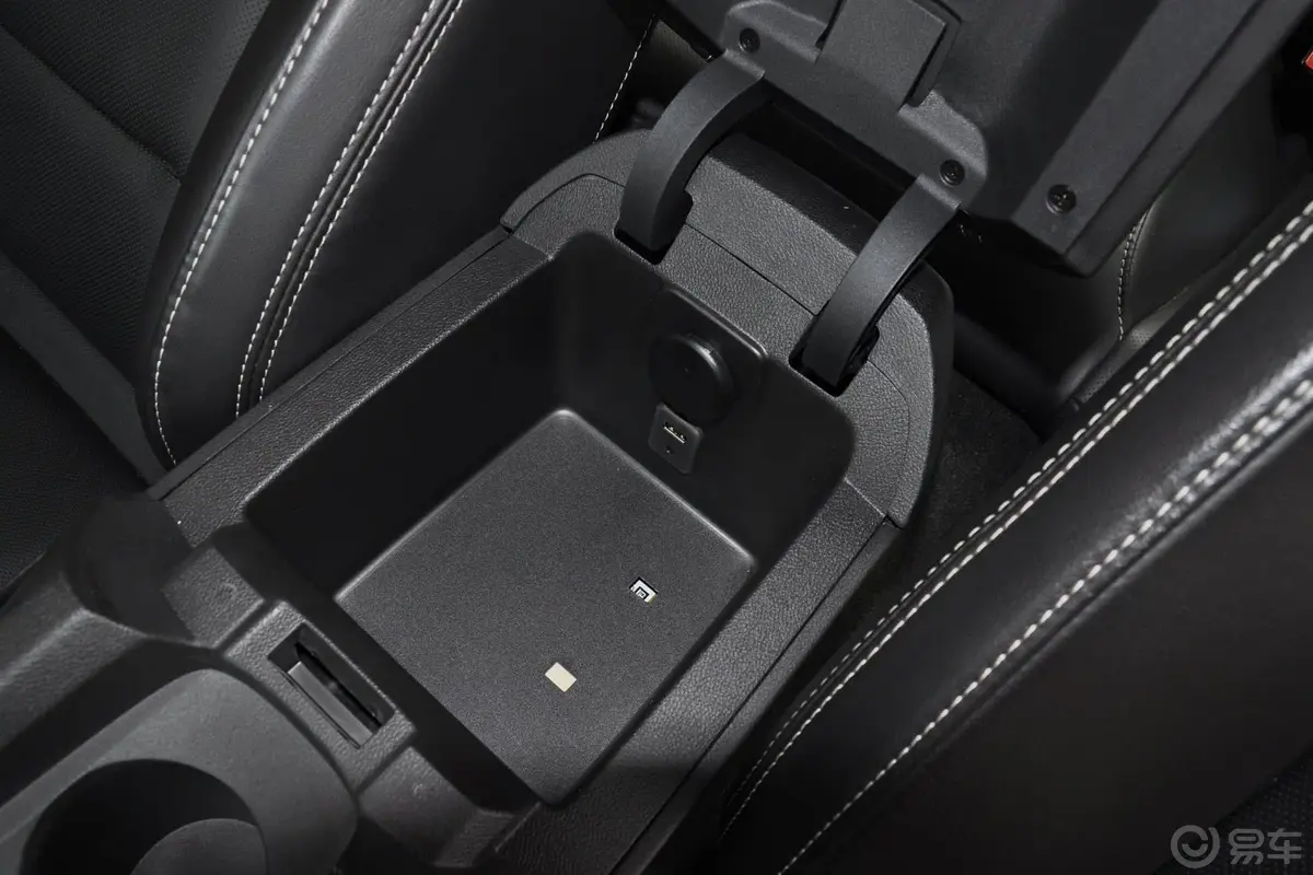 科迈罗3.6L  V6 自动 传奇性能版前排中央扶手箱空间