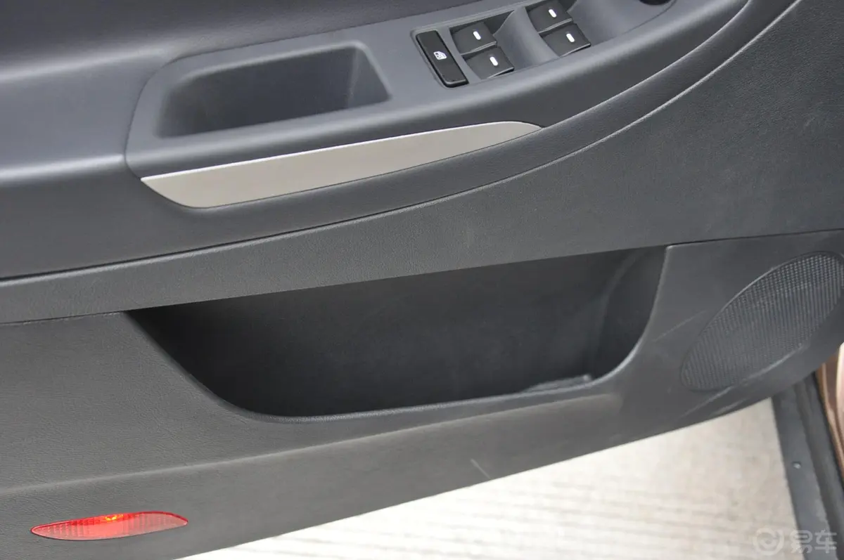 吉利SX71.8L 手动 尊贵型驾驶员门储物盒