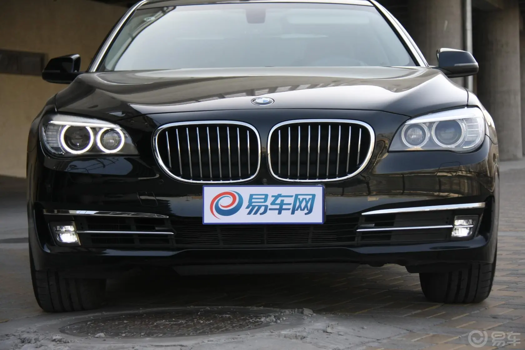 宝马7系740Li xDrive前格栅侧俯拍