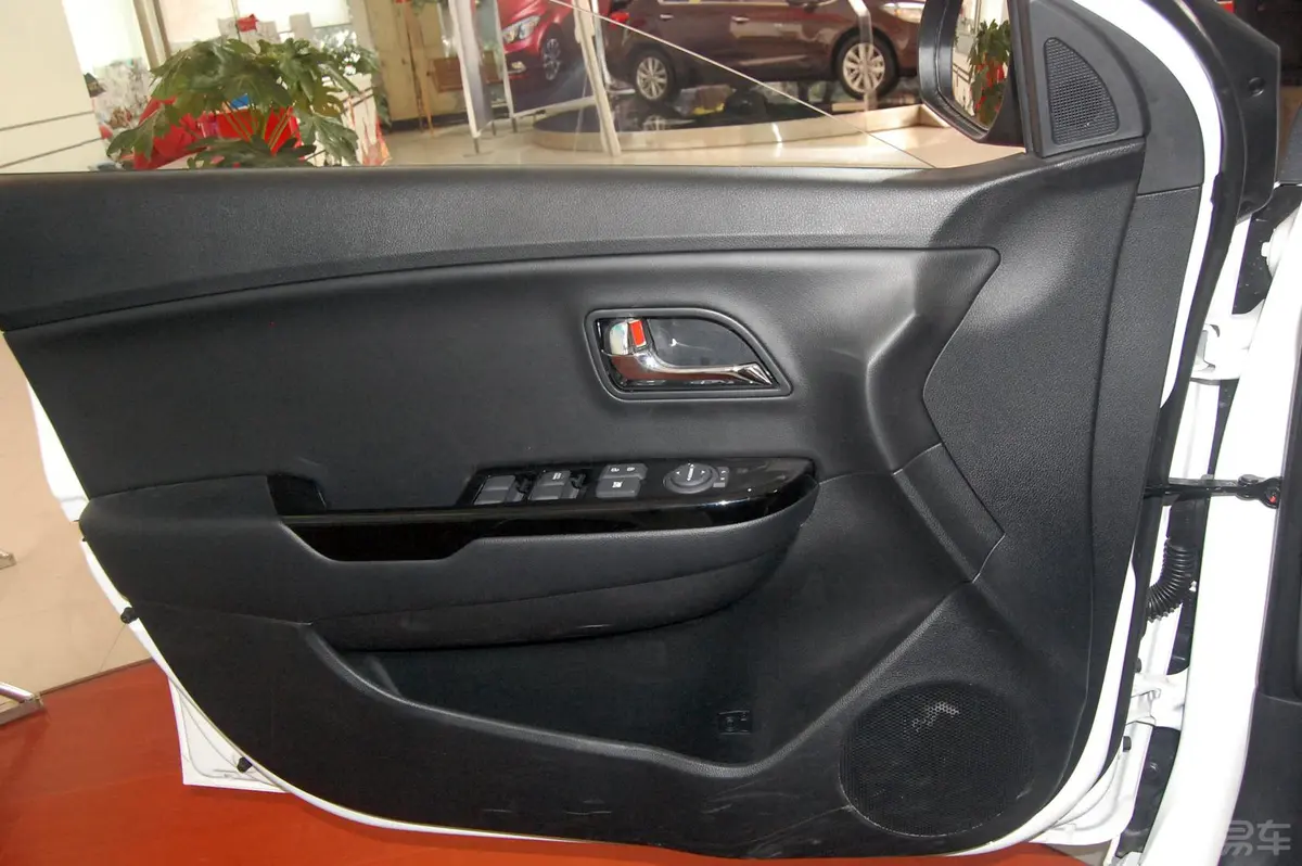 起亚K2两厢 1.6L 自动 Premium 纪念版驾驶员侧车门内门板