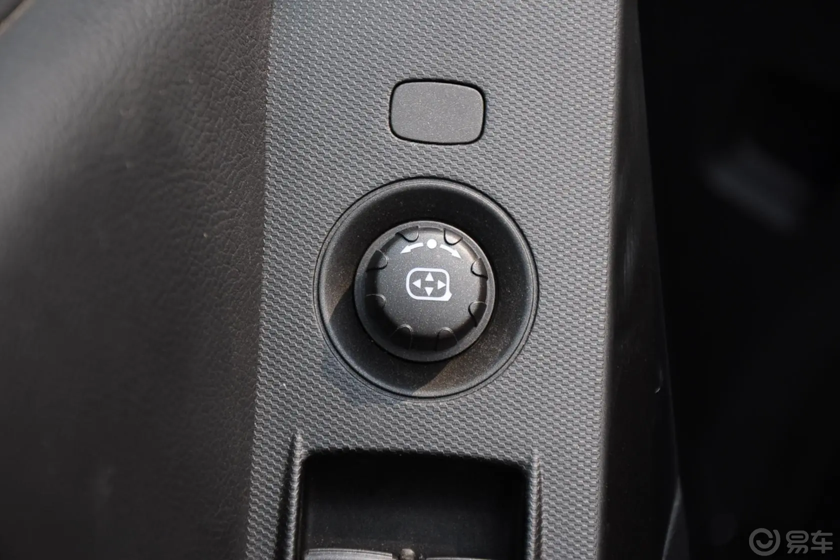 柯兰多2.0L 手自一体 两驱 豪华导航版 汽油外后视镜控制键