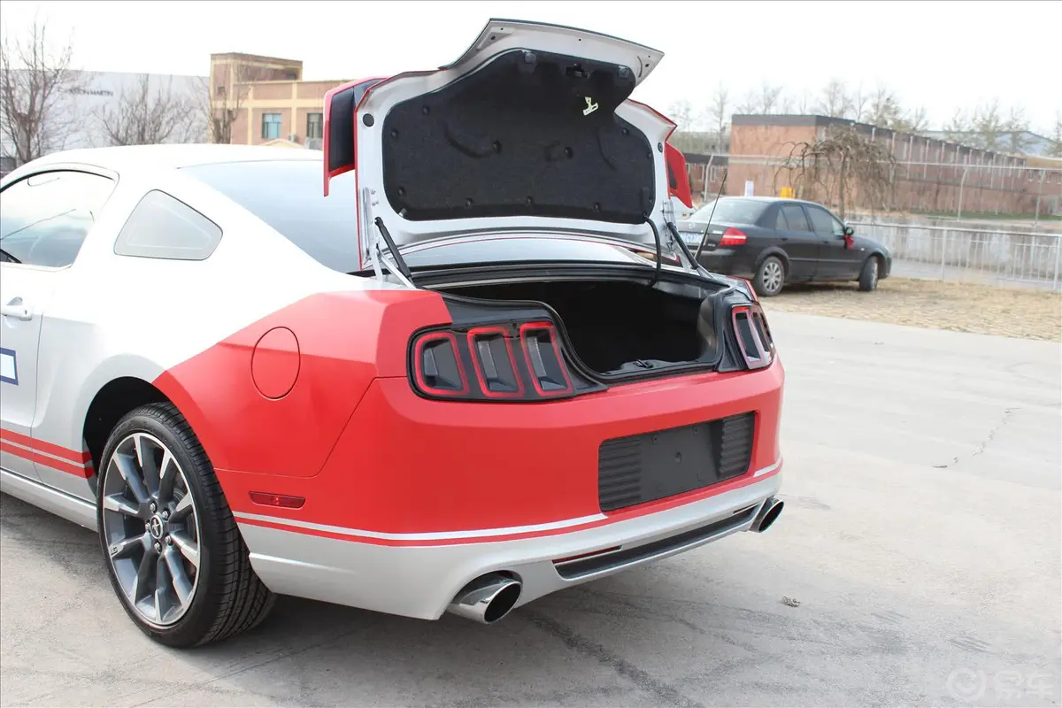 Mustang3.7L 自动 V6行李厢开口范围