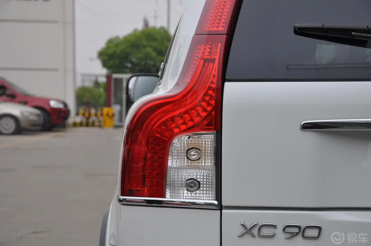 沃尔沃XC902.5T T5 行政版尾灯侧45度俯拍