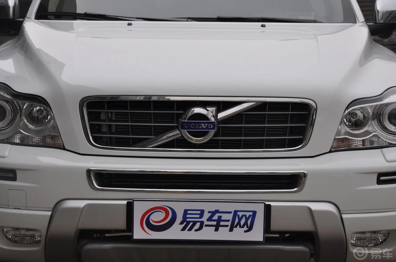 沃尔沃XC902.5T T5 行政版前格栅侧俯拍