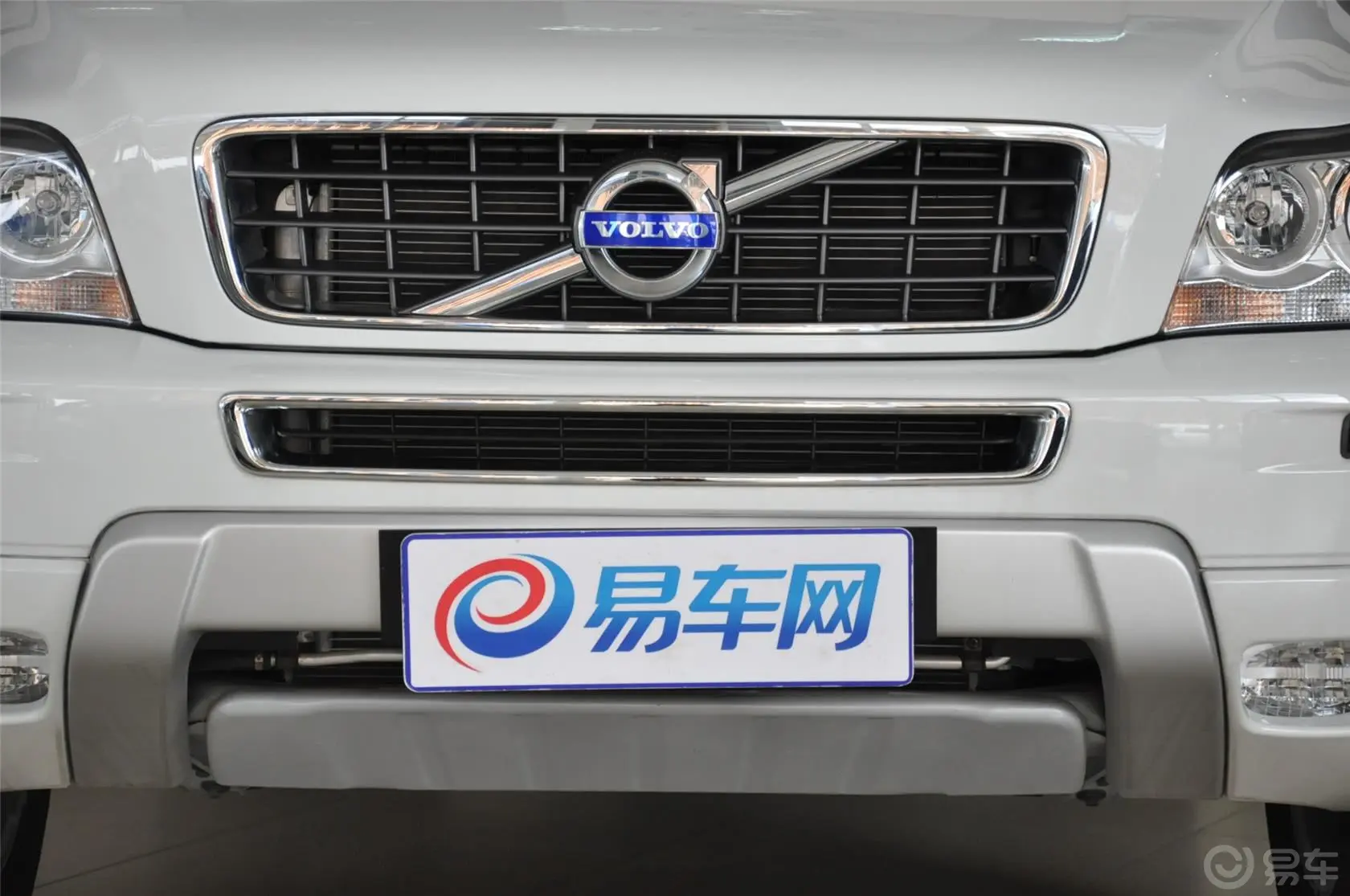 沃尔沃XC902.5T T5 豪华版前格栅侧俯拍