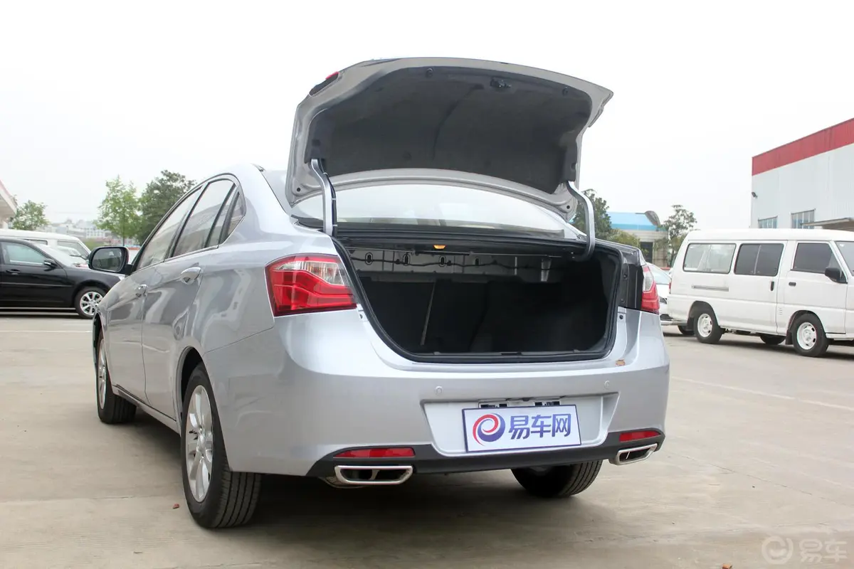 V5菱致1.5L CVT 旗舰型行李厢开口范围