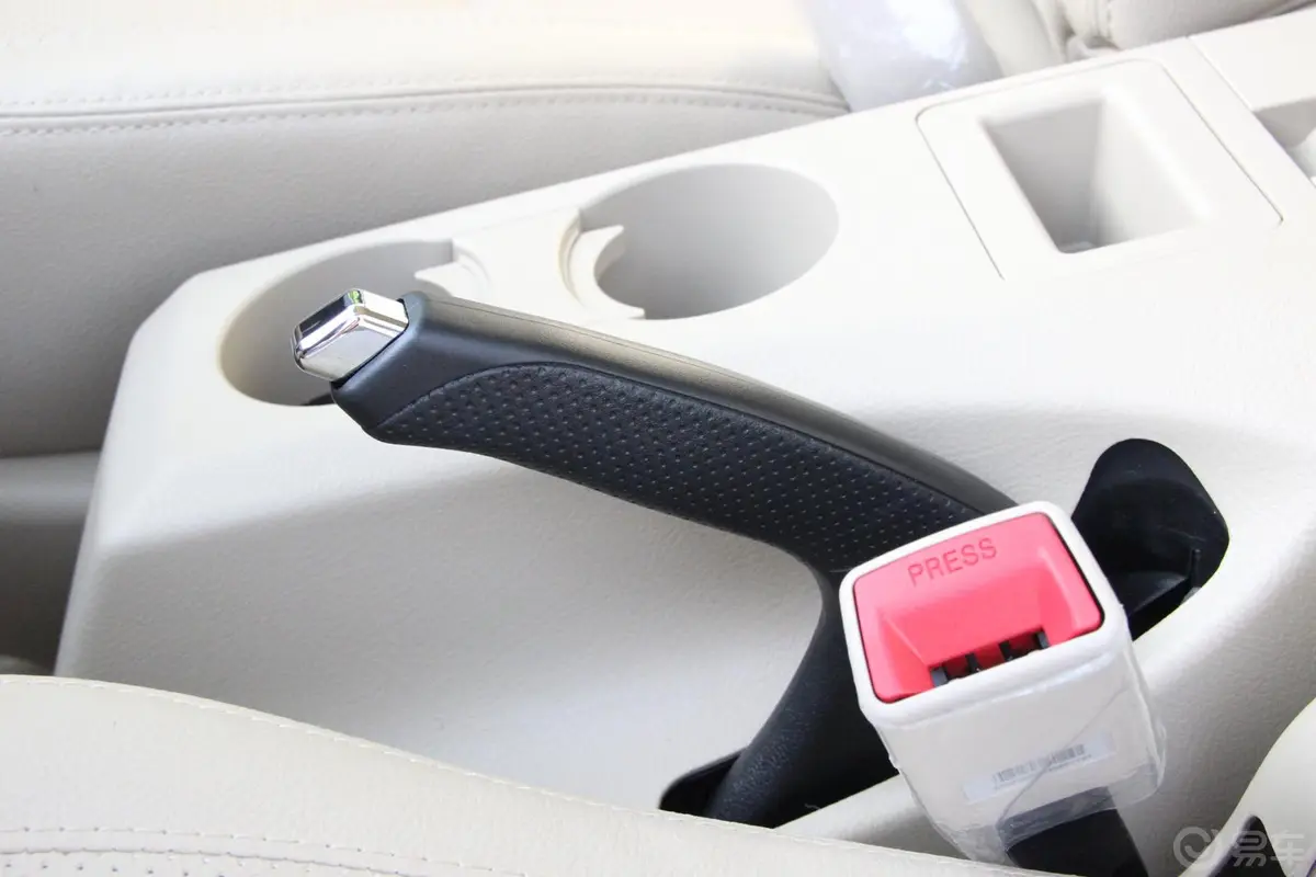 比亚迪S62.0L 手动 豪华型 劲悦版驻车制动（手刹，电子，脚刹）