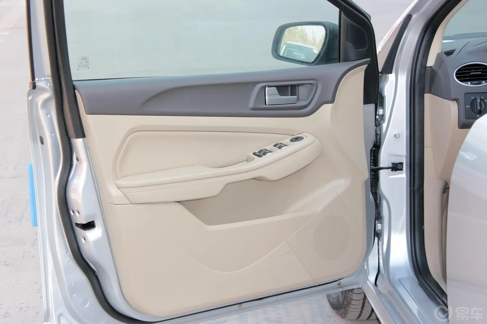 福克斯两厢 经典款 1.8L 手动 时尚型驾驶员侧车门内门板