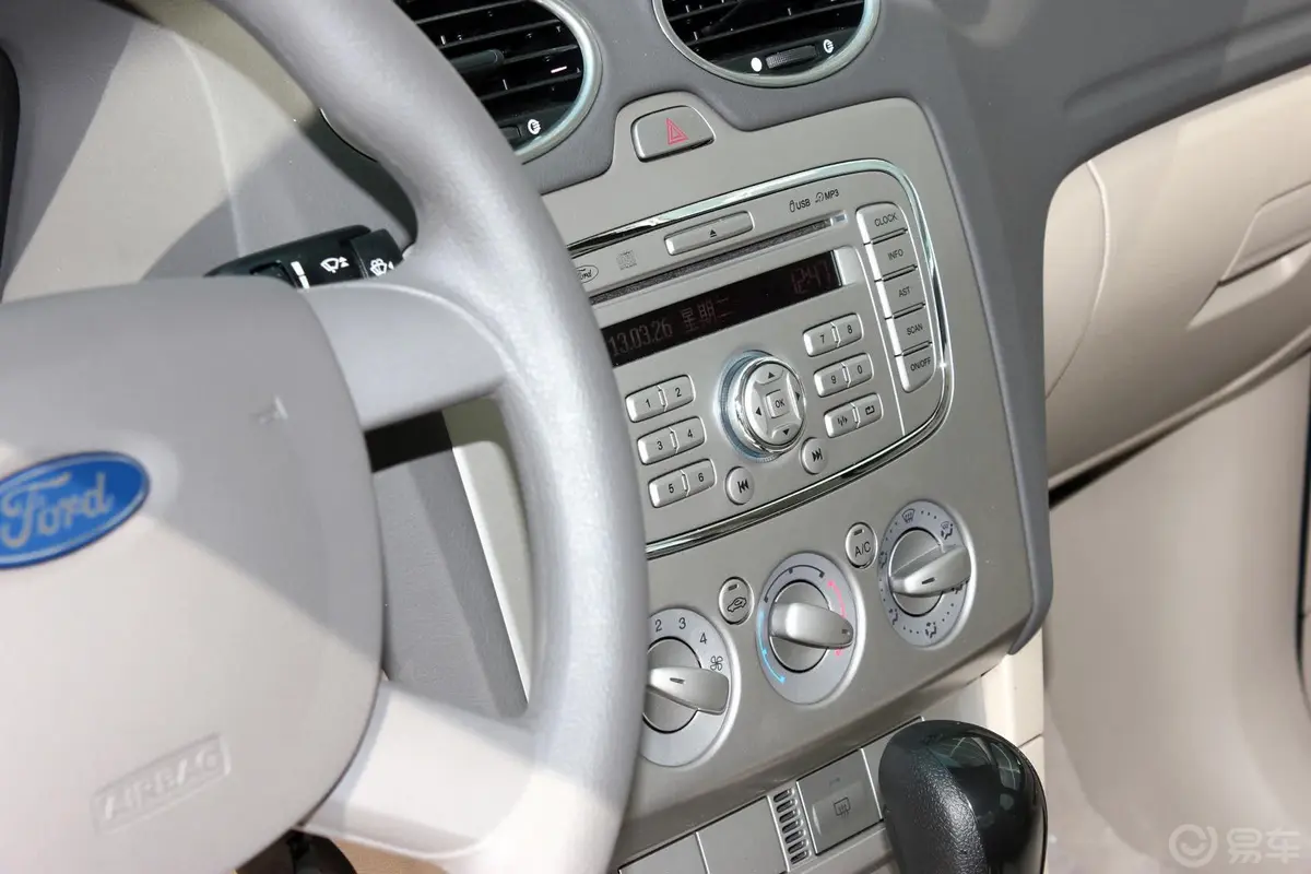 福克斯三厢 经典款 1.8L 自动 基本型中控台驾驶员方向