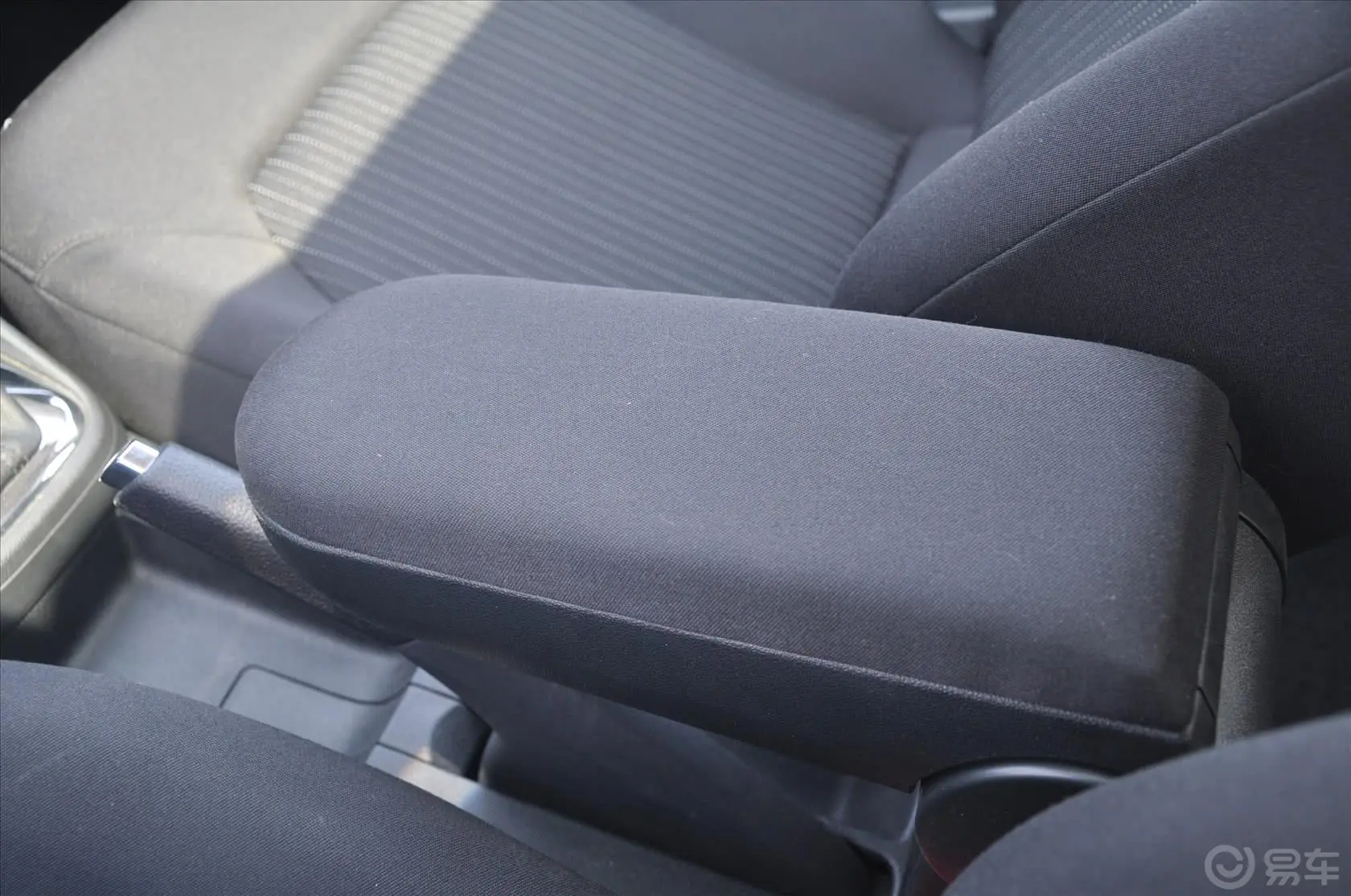 捷达1.6L 自动舒适型前排中央扶手箱