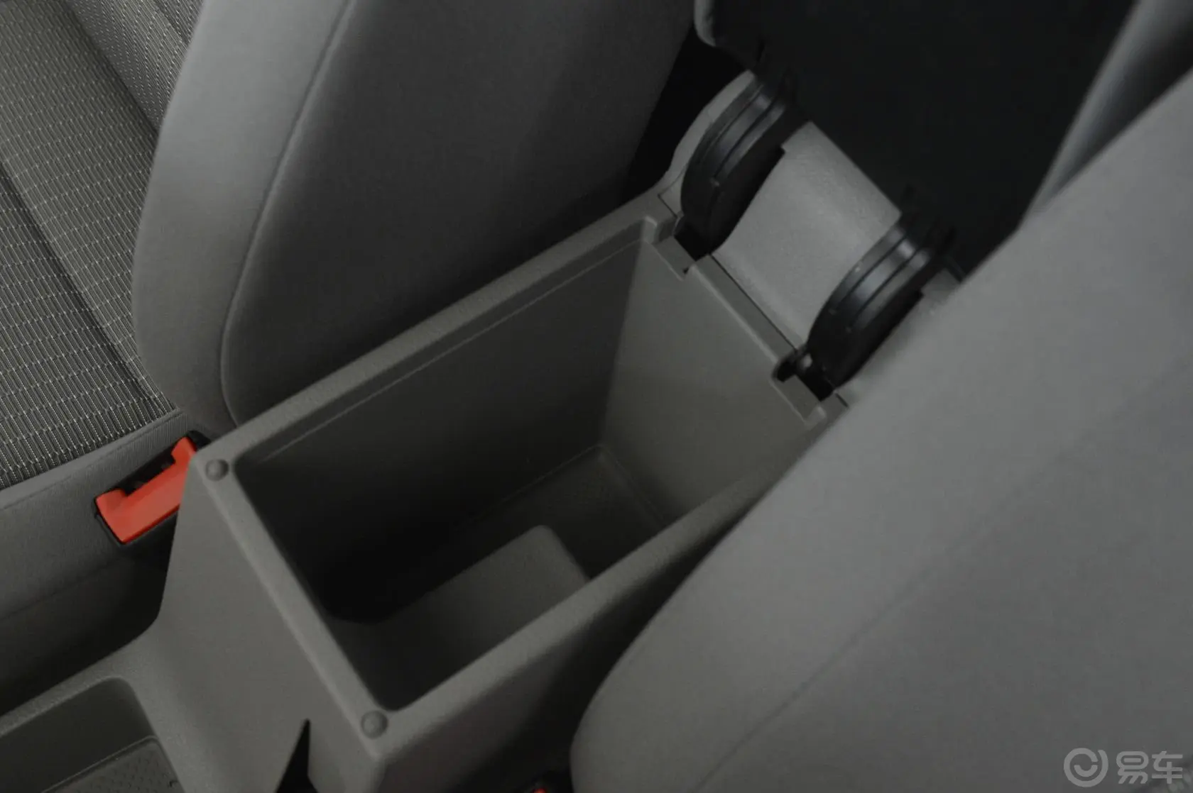 宝来1.4T 自动 舒适型前排中央扶手箱空间
