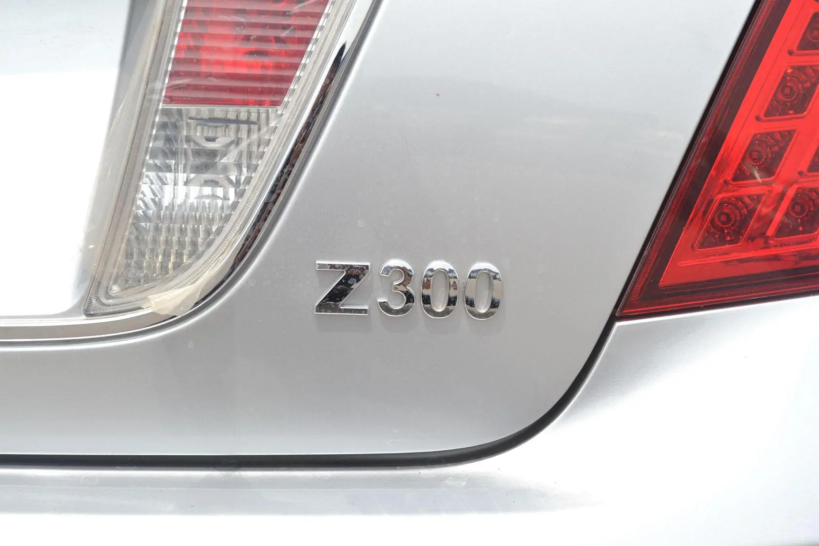 众泰Z3001.6L 自动 尊贵型尾标