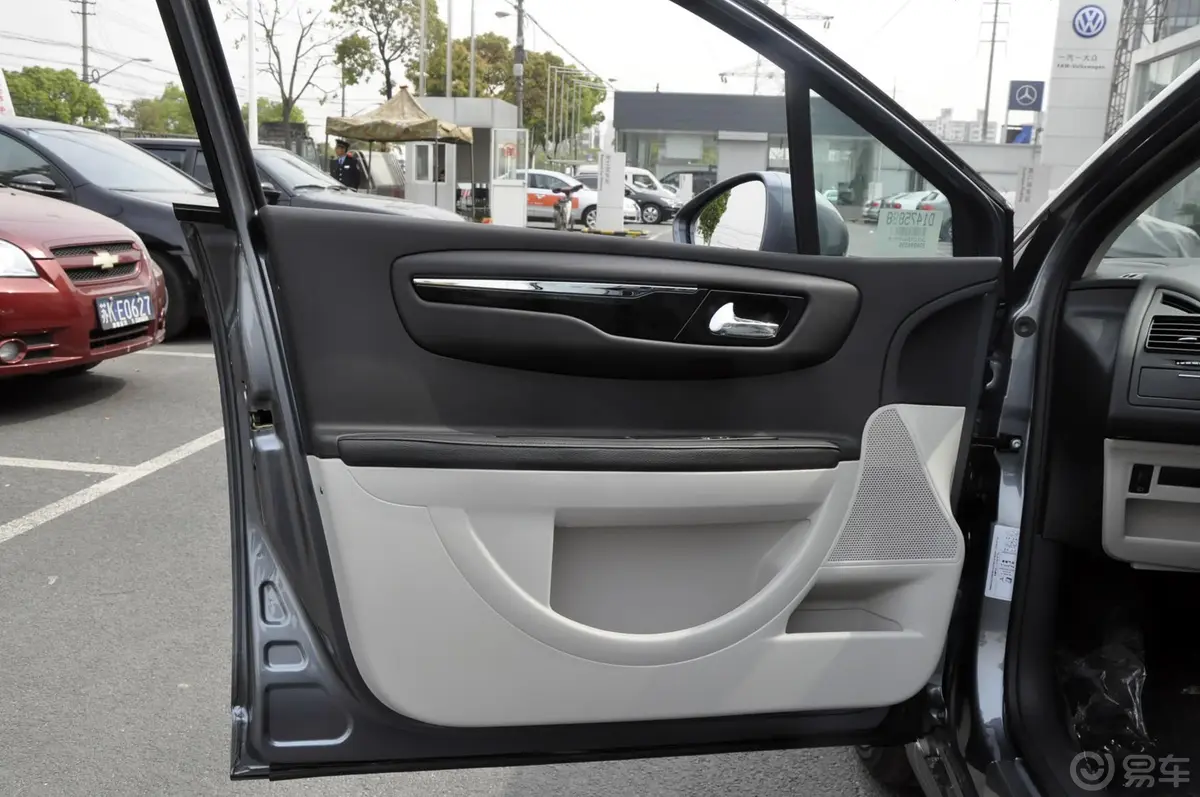 世嘉三厢 1.6L 自动 品享型驾驶员侧车门内门板