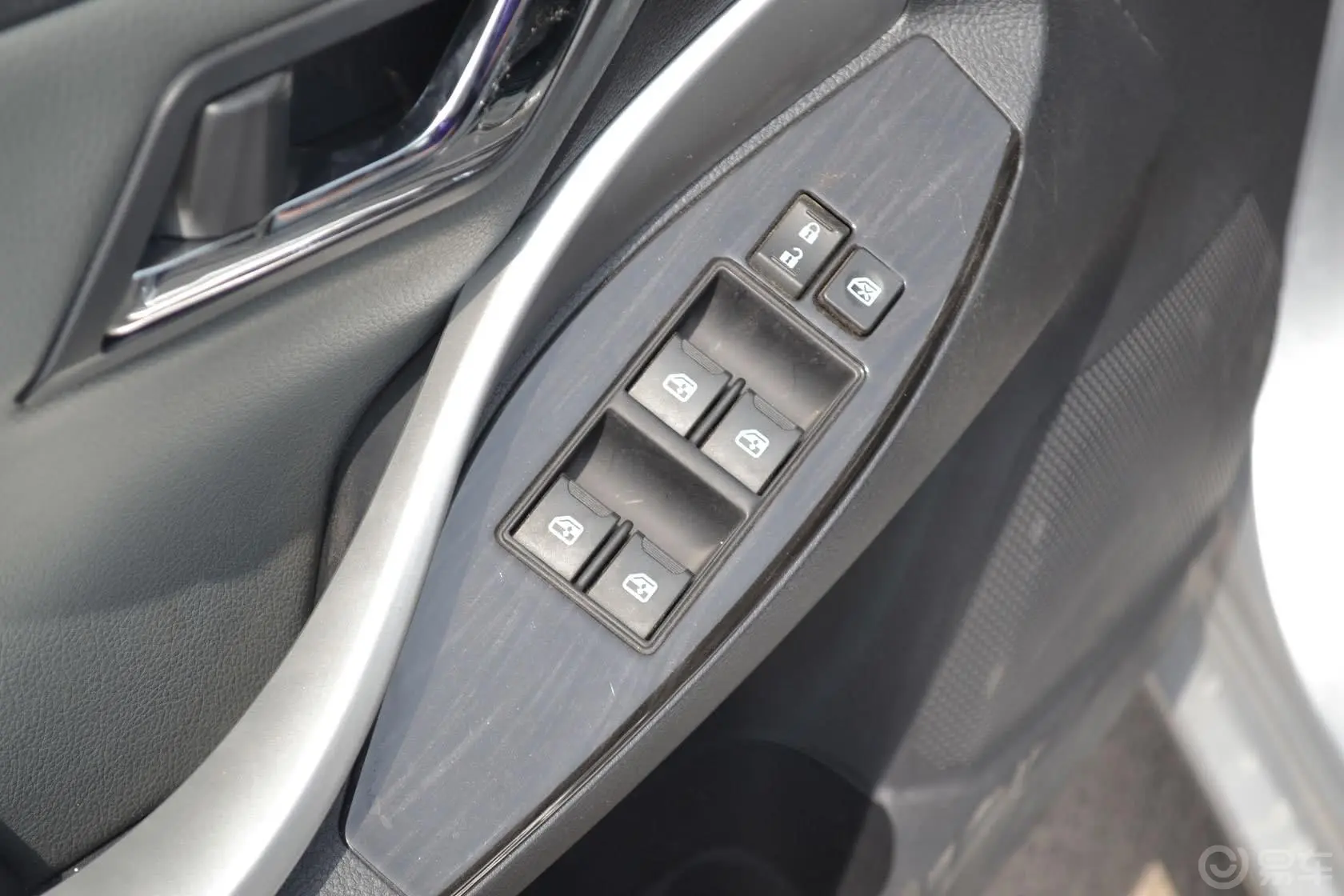 众泰Z3001.6L 自动 尊贵型车窗升降键