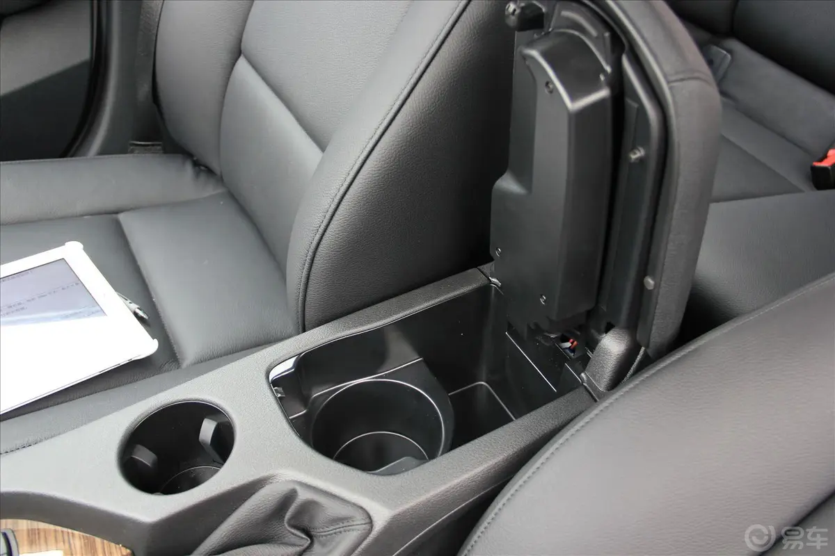 宝马X1xDrive28i X设计套装前排中央扶手箱空间