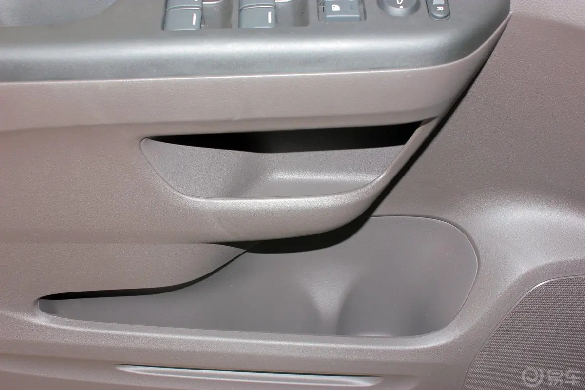 本田CR-V2.0L 两驱 都市版驾驶员门储物盒