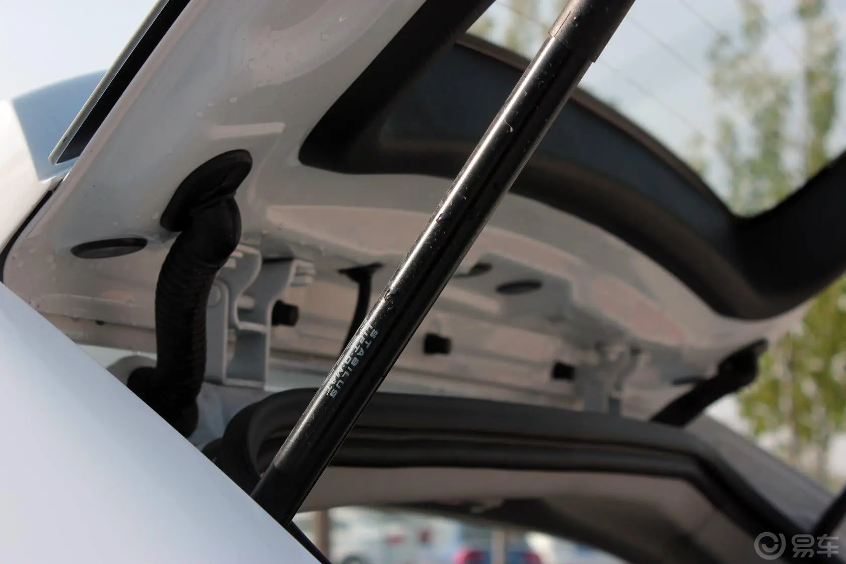 荣威W51.8T 自动 两驱 胜域版行李厢支撑杆