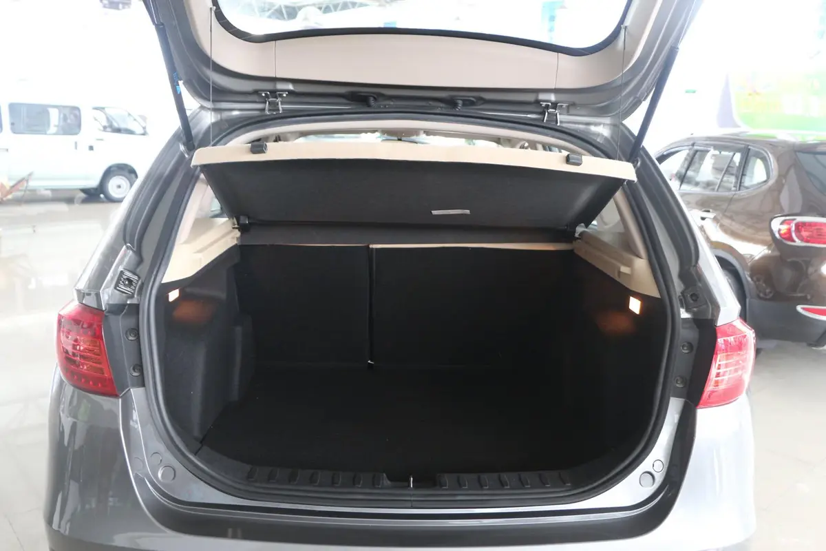 中华V51.5T 自动 豪华型行李箱空间